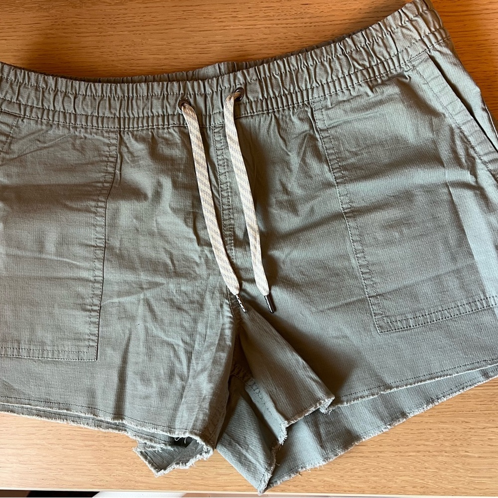 Vuori vintage Ripstop Olive Green Women’s Casual Drawstring Shorts -Medium